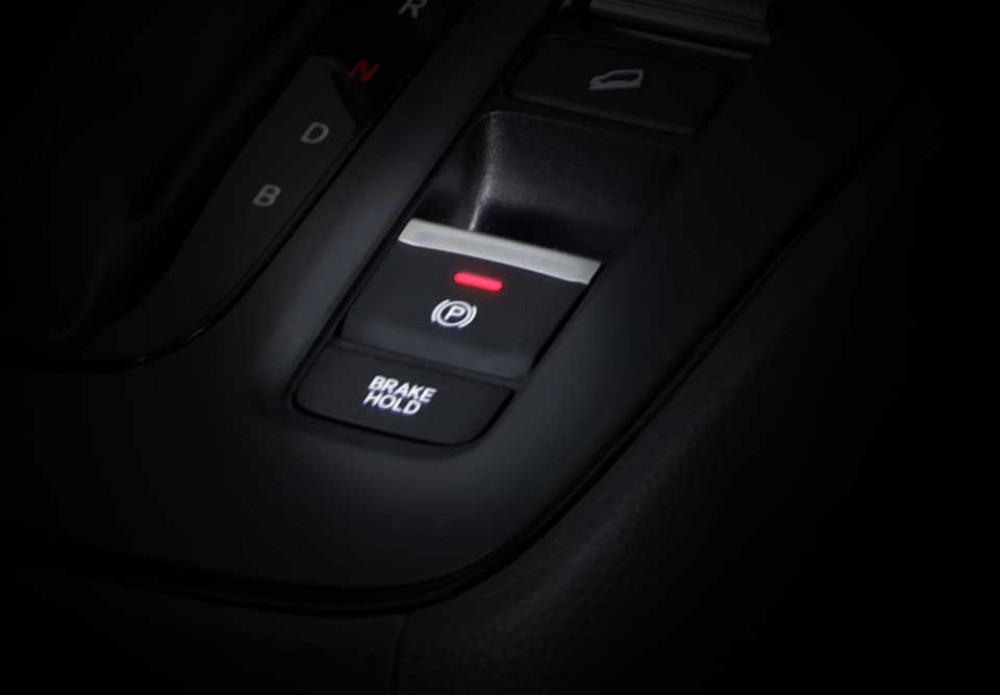 Electric Parking Brake + Auto Brake HoldUntuk menunjang keamanan di perjalanan Anda, All New Honda CR-V telah dilengkapi fitur Electric Parking Brake. Cukup dengan satu sentuhan, Anda dapat menahan rem dengan sempurna.


Selain itu, fitur Auto Brake Hold juga telah tersedia untuk membantu mobil Anda berhenti di tanjakan atau turunan saat kondisi macet, sehingga Anda tidak perlu menginjak rem terus-menerus.