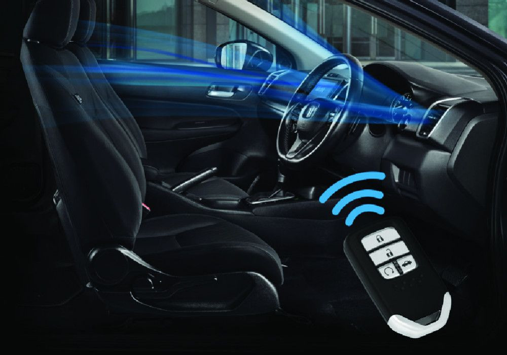 Remote Engine StartKunci Honda City telah dilengkapi fitur Remote Engine Start, sehingga Anda dapat menyalakan mesin mobil dari kejauhan bahkan sebelum Anda memasuki mobil.
Dengan fitur tersebut, mesin mobil yang menyala juga akan mengaktifkan fitur Air Conditioner (Apabila Anda sebelumnya meninggalkan mobil dalam kondisi tombol A/C menyala), sehingga Anda dapat memasuki mobil dengan kondisi kabin yang sejuk.