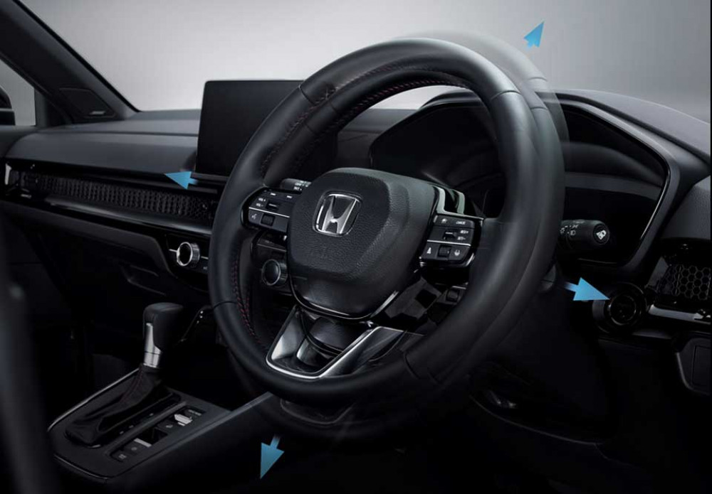 Tilt & Telescopic Steering Wheel
Dengan fitur Tilt & Telescopic Steering Wheel, Anda dapat mengatur posisi roda kemudi sesuai dengan postur tubuh Anda.

Dengan menarik tuas yang terdapat di bagian bawah roda kemudi, Anda dapat mengatur ketinggian maupun memaju-mundurkan posisi setir untuk kenyamanan Anda sebelum mengemudi.