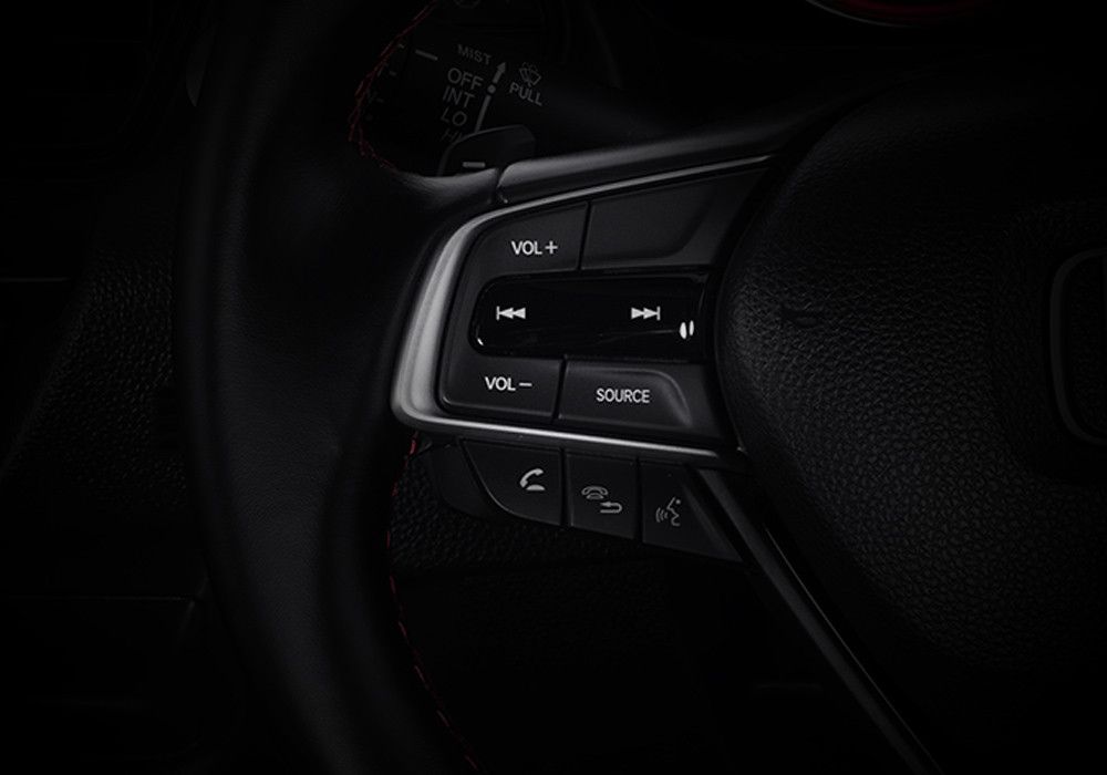 Audio Steering Switch
Dengan fitur Audio Steering Switch, mendengarkan lagu, siaran radio maupun podcast pilihan Anda menjadi lebih mudah.

Cukup melalui tombol pengaturan audio yang terintegrasi dengan tuas setir, kamu dapat mengganti lagu pilihanmu tanpa melepas tangan dari kemudi.