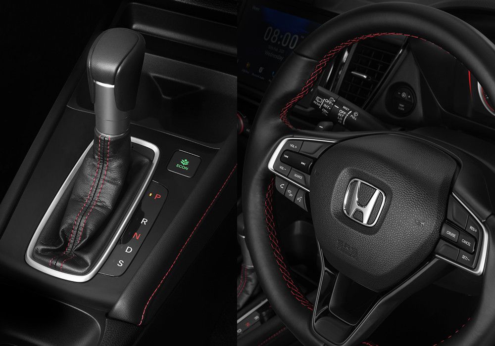 Premium Comfort Interior with Red Accent
Mengemudi kini semakin nyaman dengan kelembutan dalam sentuhan tangan Anda.

Dengan roda kemudi dan tuas persneling berbalut kulit dipadukan dengan aksen jahitan berwarna merah, rasakan pengalaman berkendara yang nyaman sekaligus sporty.