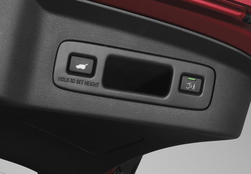 Hands-Free Access Power Tailgate with Walk-Away Close
Kini Anda dapat dengan mudah membuka dan menutup pintu bagasi, hanya dengan mengayunkan kaki di bagian bumper belakang.

Juga dilengkapi fitur Walk-Away Close yang akan menutup pintu bagasi secara otomatis ketika Anda berjalan menjauhi mobil.