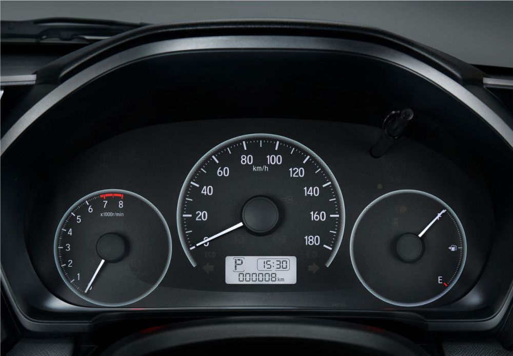 Meter Cluster with MID
Semua varian New Honda Mobilio dilengkapi dengan Meter Cluster with MID yang dapat memberikan berbagai informasi mengenai jarak perjalanan, konsumsi bahan bakar serta waktu.